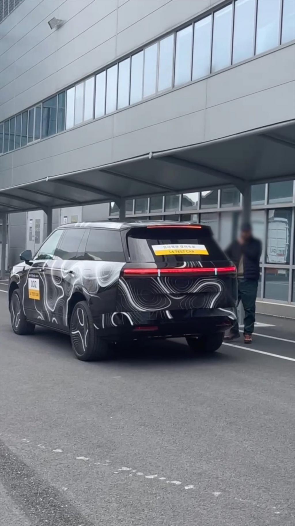 小鹏GX无人驾驶上下客引热议，副总裁 第二代VLA技术小试牛刀